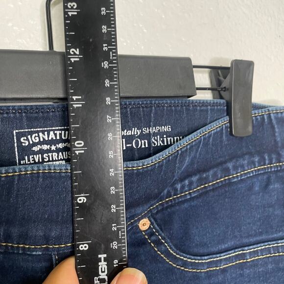Signature Levis Womens Jeans Size 30 Blue Totally Shaping Pull On Skinny Leg - Picture 7 of 15